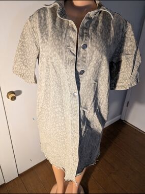 Universal Thread Light Gray Short Sleeve Leopard-Print Denim Jacket